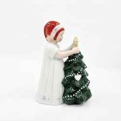 Royal Copenhagen Figur Pige Der Pynter Juletr nr. 096. sortering 1
