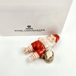 Royal Copenhagen Pixie Nisse Sovende Med lkrus nr. 176. Sortering 1  