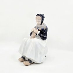 Royal Copenhagen Figur Amagerpige nr. 1317. sortering 2 