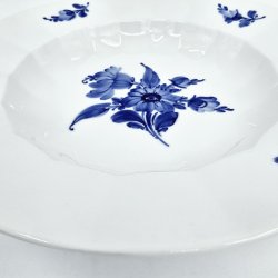 Bl Blomst Kantet Stor Dyb Tallerken nr. 10-8546. sortering 1
