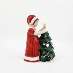 Royal Copenhagen Figur Pige Der Pynter Juletr nr. 095. sortering 1