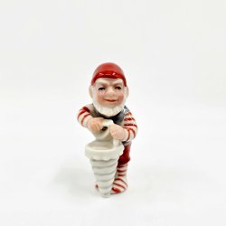 Royal Copenhagen Pixie Nisse Med Krmmerhus nr. 762. Sortering 1  