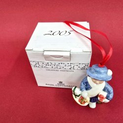 Royal Copenhagen Juleornament Pige Med Gaver Figuer nr. 155. 1 Sortering 