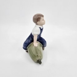 Royal Copenhagen Figur Dreng Med Grskar nr. 4537. sortering 1  