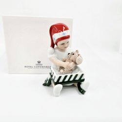 Royal Copenhagen Figur Pige bner Julegave nr. 098. sortering 1