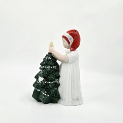 Royal Copenhagen Figur Pige Der Pynter Juletr nr. 096. sortering 1