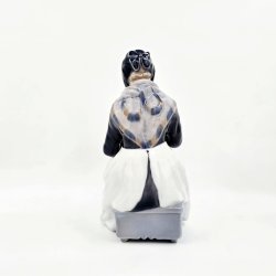 Royal Copenhagen Figur Amagerpige nr. 1317. sortering 2 