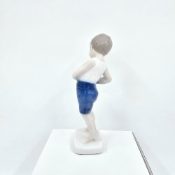 B &amp; G Figur Dreng der kigger i lommen nr. 1759. Sortering 1 