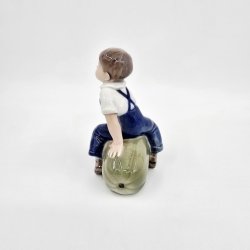 Royal Copenhagen Figur Dreng Med Grskar nr. 4537. sortering 1  