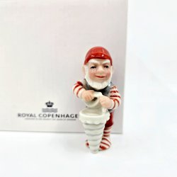 Royal Copenhagen Pixie Nisse Med Krmmerhus nr. 762. Sortering 1  