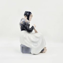 Royal Copenhagen Figur Amagerpige nr. 1317. sortering 2 