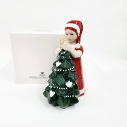 Royal Copenhagen Figur Pige Der Pynter Juletr nr. 095. sortering 1