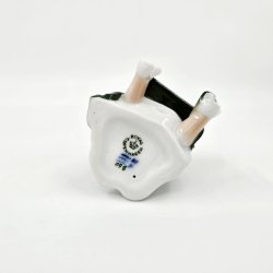 Royal Copenhagen Figur Pige bner Julegave nr. 098. sortering 1