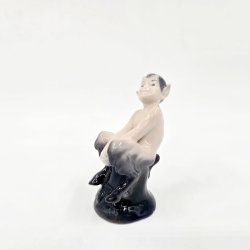 Royal Copenhagen Figur Faun P� Tr�stup nr. 1738. sortering 2  