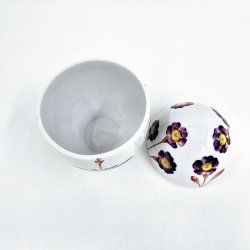 Royal Copenhagen Stor Bonbonniere Lilla Primula 2010. Sortering 1