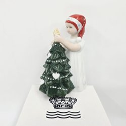 Royal Copenhagen Figur Pige Der Pynter Juletr nr. 096. sortering 1