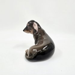 Royal Copenhagen Siddende Gravhund nr. 3140. sortering 1 