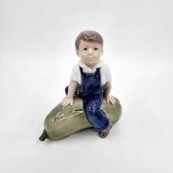 Royal Copenhagen Figur Dreng Med Grskar nr. 4537. sortering 1  