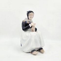 Royal Copenhagen Figur Amagerpige nr. 1317. sortering 2 