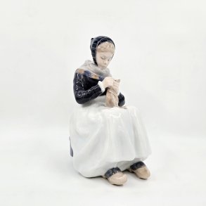 Royal Copenhagen Figur Amagerpige nr. 1317. sortering 2 