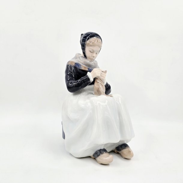 Royal Copenhagen Figur Amagerpige nr. 1317. sortering 2 