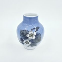 Royal Copenhagen Vase Med Brombrranke nr. 288-45-5. sortering 1 