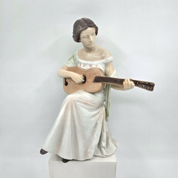 B &amp; G Figur Kvinde Med Guitar nr. 1684. Sortering 1 