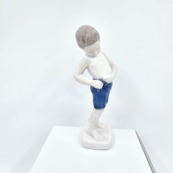 B &amp; G Figur Dreng der kigger i lommen nr. 1759. Sortering 1 