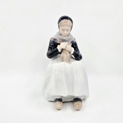 Royal Copenhagen Figur Amagerpige nr. 1317. sortering 2 