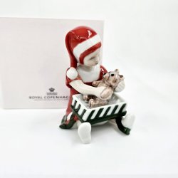 Royal Copenhagen Figur Pige bner Julegave nr. 097. sortering 1