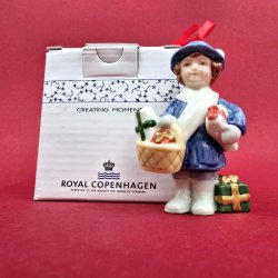 Royal Copenhagen Juleornament Pige Med Gaver Figuer nr. 155. 1 Sortering 
