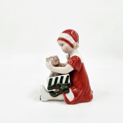 Royal Copenhagen Figur Pige bner Julegave nr. 097. sortering 1