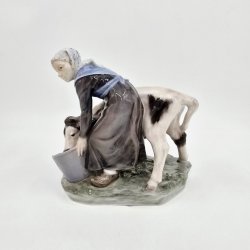 Royal Copenhagen Figur Pige Med Kalv nr. 779. sortering 1 