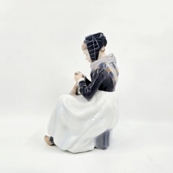 Royal Copenhagen Figur Amagerpige nr. 1317. sortering 2 