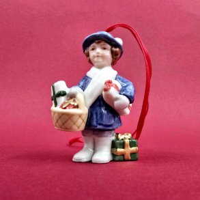 Royal Copenhagen Juleornament Pige Med Gaver Figuer nr. 155. 1 Sortering 