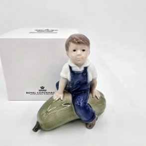 Royal Copenhagen Figur Dreng Med Grskar nr. 4537. sortering 1  