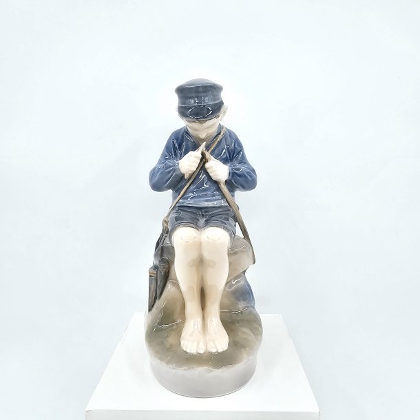 Royal Copenhagen Figur Dreng nr.905. sortering 2  