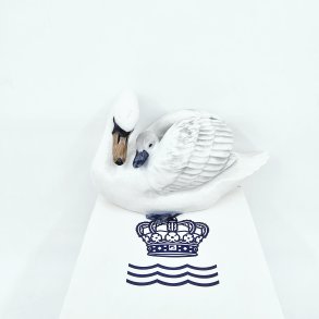 Royal Copenhagen Figur Svane Med Unger nr. 360. sortering 2  