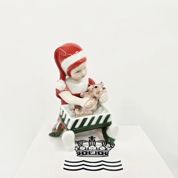 Royal Copenhagen Figur Pige bner Julegave nr. 097. sortering 1