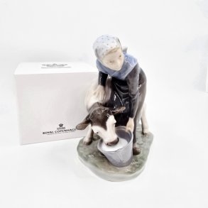 Royal Copenhagen Figur Pige Med Kalv nr. 779. sortering 1 