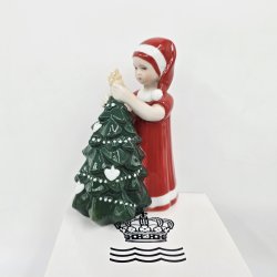 Royal Copenhagen Figur Pige Der Pynter Juletr nr. 095. sortering 1