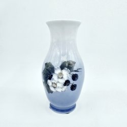 Royal Copenhagen Vase Med Brombrranke nr. 228-2289. sortering 1 