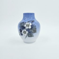 Royal Copenhagen Vase Med Brombrranke nr. 288-45-5. sortering 1 