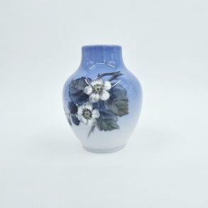 Royal Copenhagen Vase Med Brombrranke nr. 288-45-5. sortering 1 